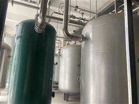 永康研究院不銹鋼儲氣罐現(xiàn)場安裝 (2)