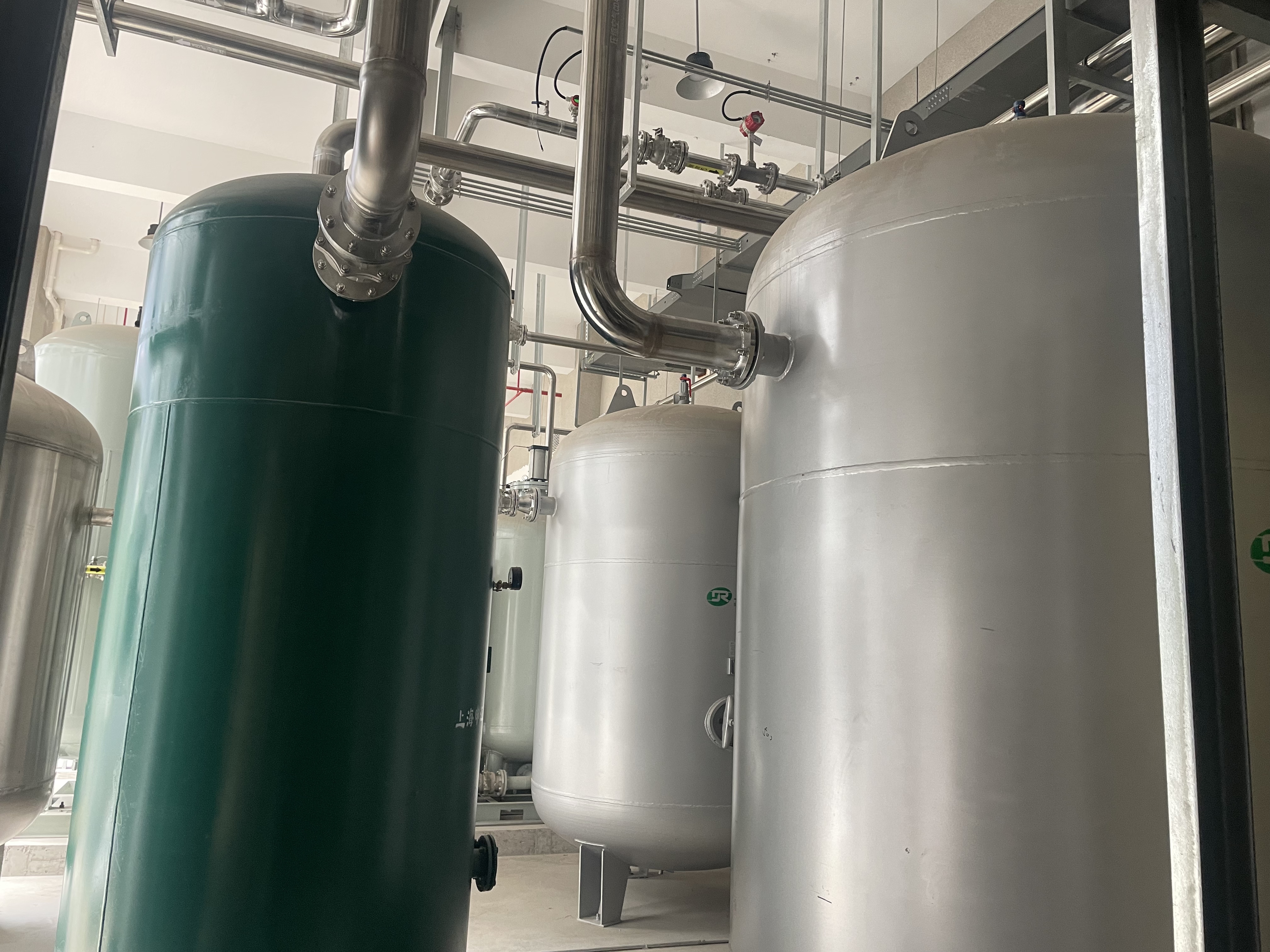 永康研究院不銹鋼儲氣罐現場安裝 (2)